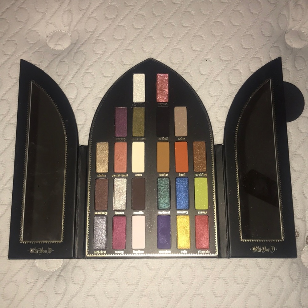 KAT VON D eyeshadow palette